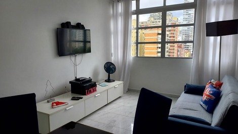 Santos, apartamento quadra praia, 2 quartos, ar, garagem, 8 pessoas.