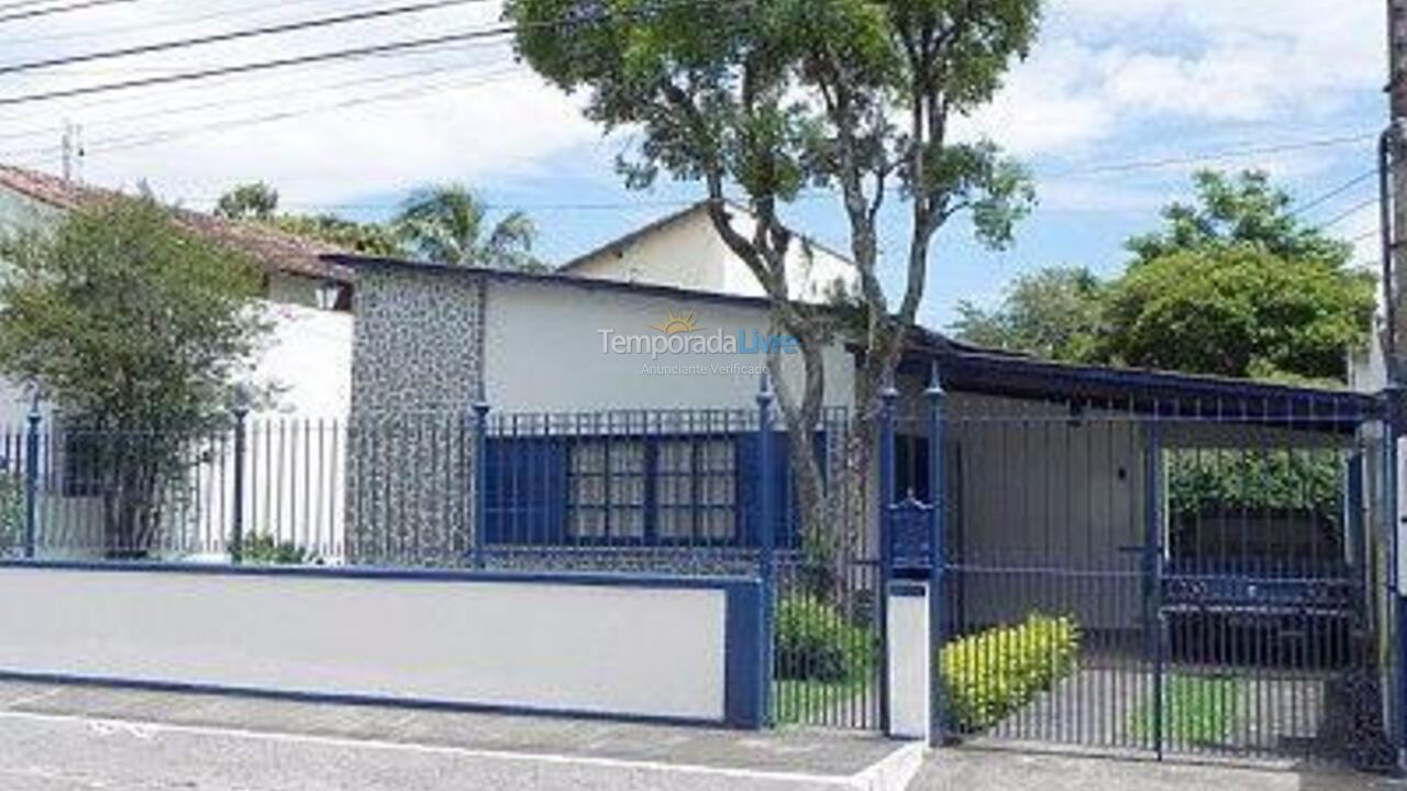 Casa para alquiler de vacaciones em Rio das Ostras (Balneário Remanso)
