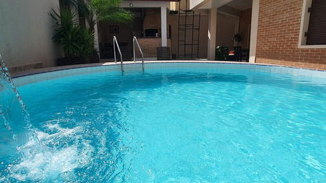 Linda e espaçosa casa em Guarujá ♡Com piscina Aquecida♡