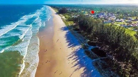A bela praia do pinhal fica apénas 1 minuto de caminhada. ponto vermelho sinaliza a casa.