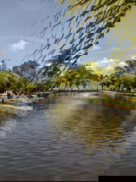 Tem um lago dentro da chácara com peixes.