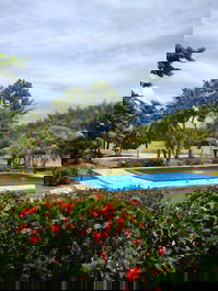 A chácara tem piscina em meio a uma natureza exuberante.