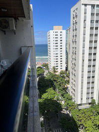 Apartment in Pitangueiras 100 meters from the beach with pool and 2 parking spaces.