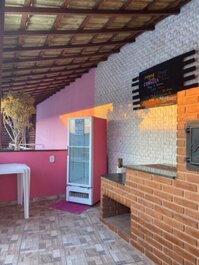 Churrasqueira + forno + fogao + geladeira + mesa 