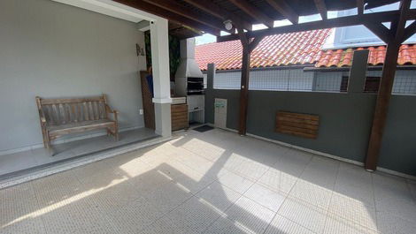 Ótima casa com jardim e churrasqueira, á 250 metros do mar