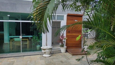 Amplia casa con 5 suites en una comunidad cerrada en Guarujá