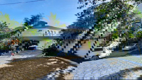 Amplia casa con 5 suites en una comunidad cerrada en Guarujá