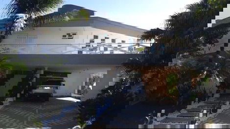 Amplia casa con 5 suites en una comunidad cerrada en Guarujá