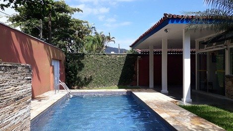 ¡Casa de verano en Guarujá a solo 180 metros de la playa de Enseada!
