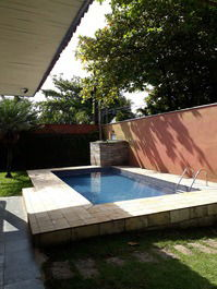 ¡Casa de verano en Guarujá a solo 180 metros de la playa de Enseada!