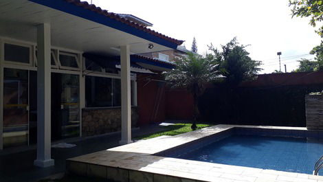 Casa de veraneio em Guarujá a apenas 180 metros da praia da Enseada !!