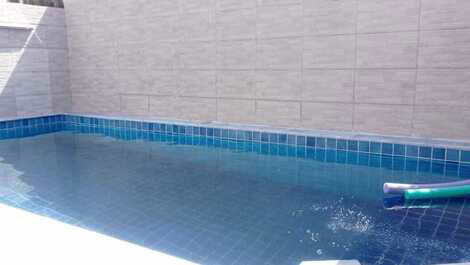 Piscina com cascata, hidromassagem e led 