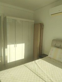 Apartamento com 2 camas de casal na praia de Bombas