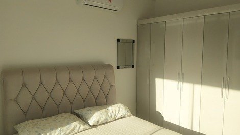 Apartamento com 2 camas de casal na praia de Bombas