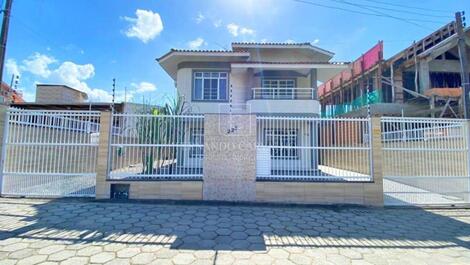 CASA COM PISCINA EM CANTO GRANDE