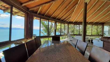 House with spectacular sea views, 5 suites!
