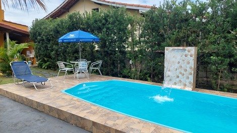 Casa em Caraguatatuba com piscina privativa em condomínio fechado.