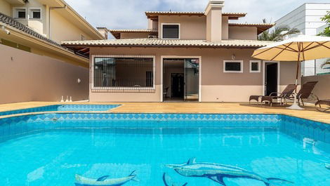 Casa maravilhosa com 4 suítes, piscina, à 200 metros do mar