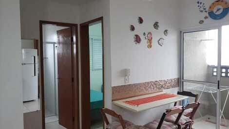 Detalhe mesa cozinha e sacada com varal parede e chão