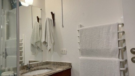 Banheiro com toalheiro térmico