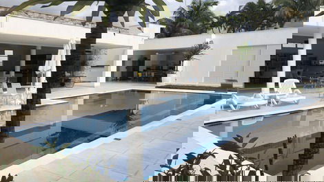Piscina com raia para natação e prainha. 