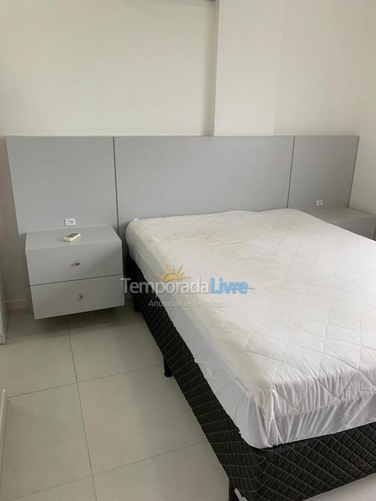 Apartamento para aluguel de temporada em Governador Celso Ramos (Praia de Palmas)