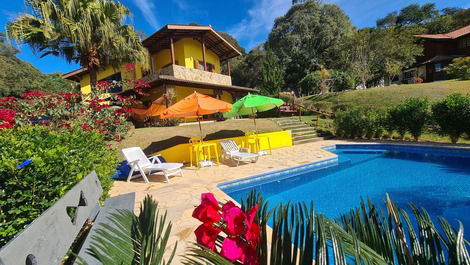 Piscina  climatizada  exclusiva.       frente com montanhas verdejantes  e muitas aves   