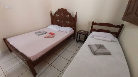 Quarto com cama de casal e solteiro