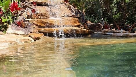 Casa de vacaciones con piscina natural y cascada