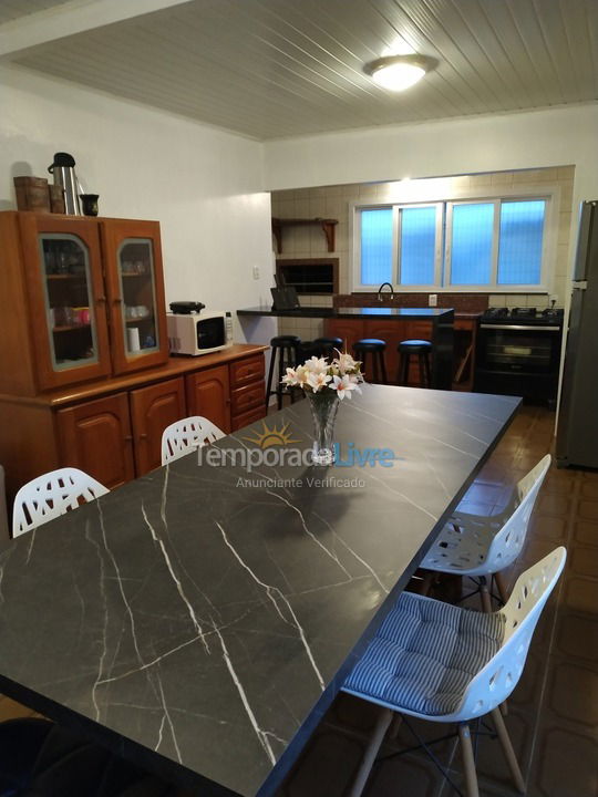 Casa para aluguel de temporada em Torres (Praia da Cal)