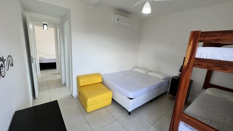 Suite com ar condicionado e ventilador de teto