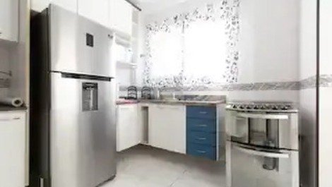Cozinha espaçosa,com micro ondas,cafeteira,geladeira com freezer,fogao,etc
