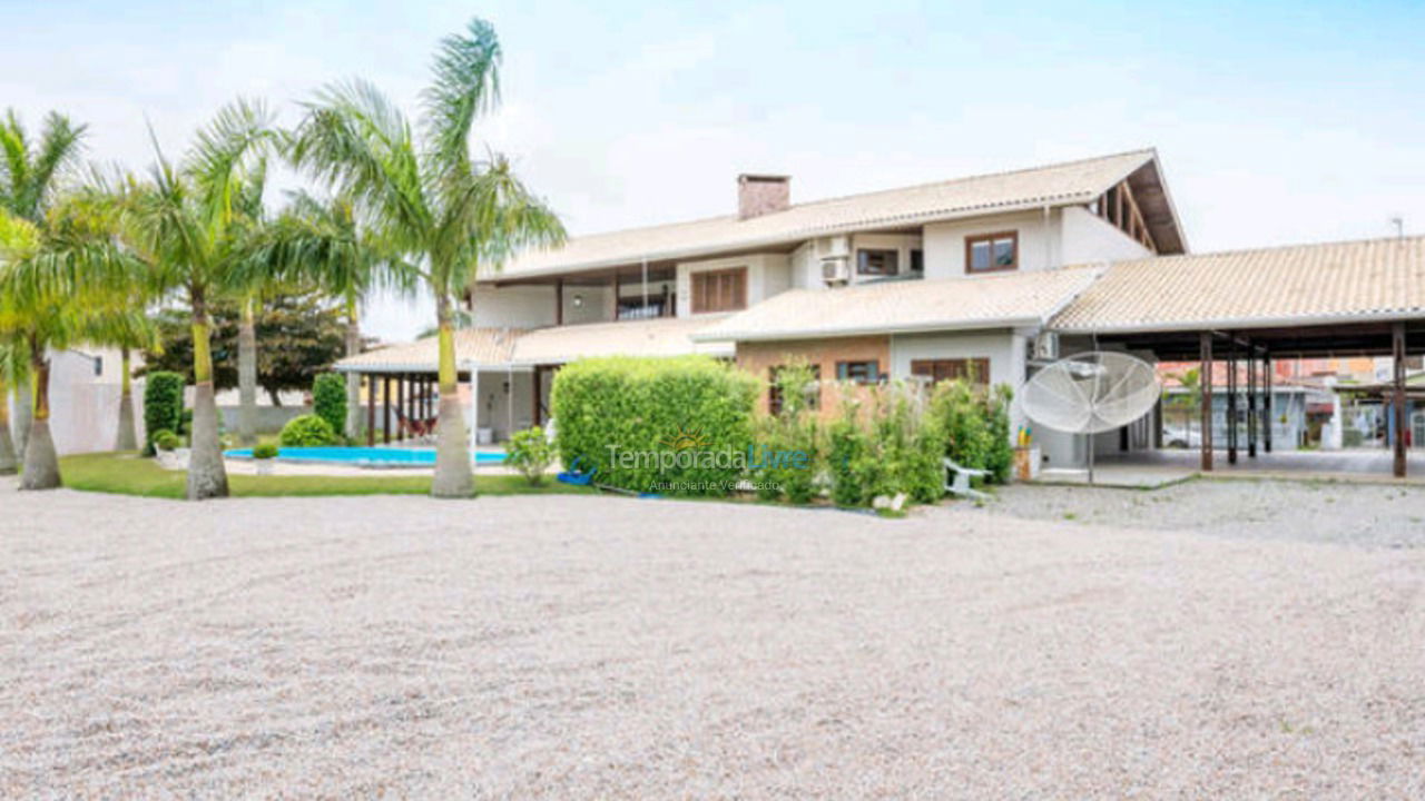 Casa para aluguel de temporada em Bombinhas (Praia de Bombinhas)