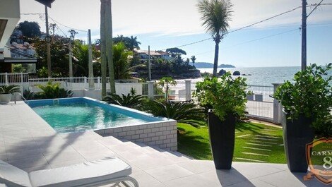 Beautiful beachfront house in Bombinhas with pool