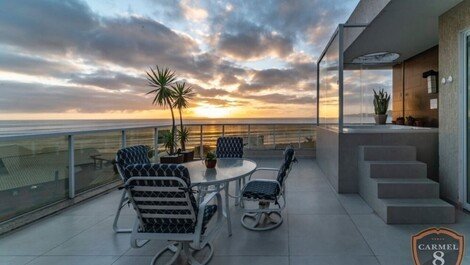 Beautiful penthouse overlooking the Mariscal sea