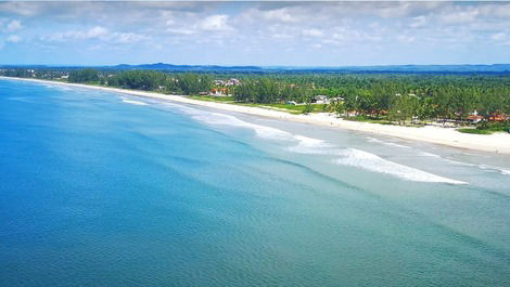 Vista do drone da praia adjacente