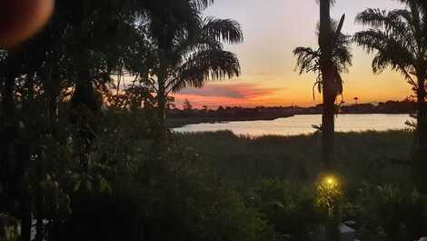 Lindo por do sol na casa encima da lagoa 