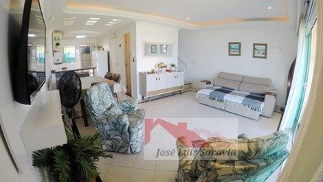 Beautiful triplex facing the sea, with 4 suites, 5 toilets, and 2 pools!
