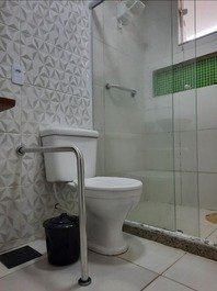 Banheiro da suíte do andar térreo com barra de apoio no sanitário 