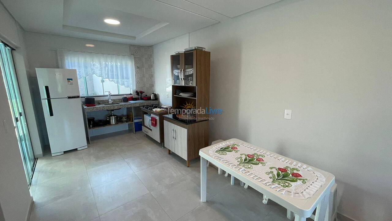 Casa para alquiler de vacaciones em Itapoá (Barra do Saí)