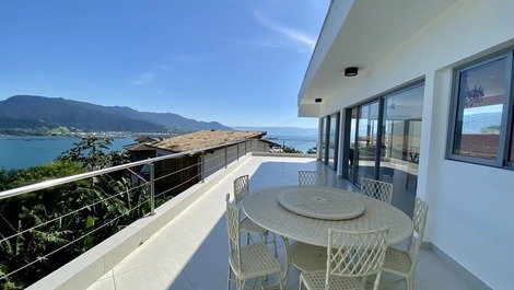 Casa con espectacular vista al mar en Ilhabela