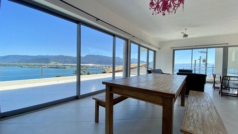 Casa con espectacular vista al mar en Ilhabela