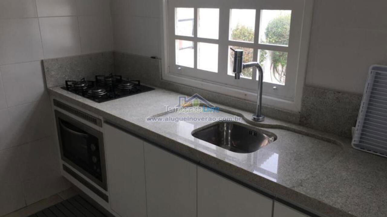 Apartamento para aluguel de temporada em Florianópolis (Praia Brava)