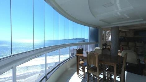 Apartamento 4 suítes com linda vista para o mar em Meia Praia Itapema