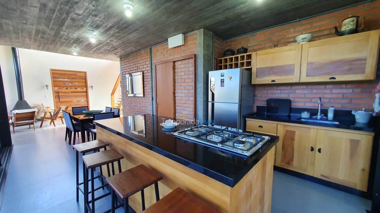 Casa para aluguel de temporada em Imbituba (Praia do Rosa)