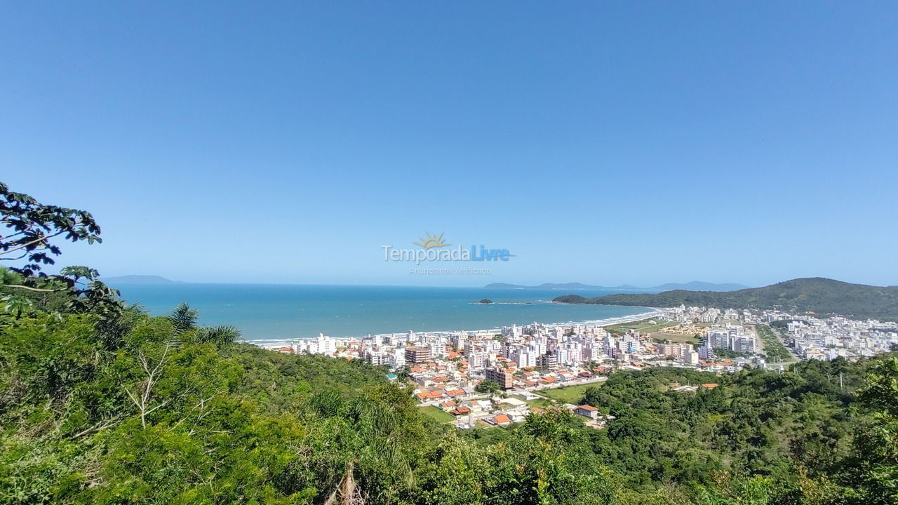 Apartamento para aluguel de temporada em Governador Celso Ramos (Praia de Palmas)