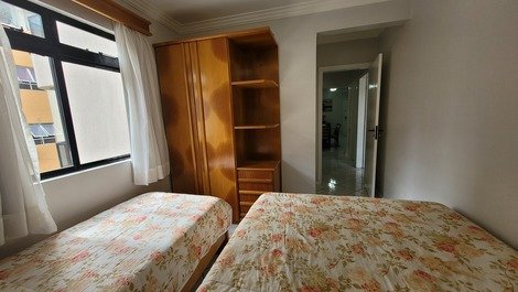 Apartamento de 3 dormitórios para 7 pessoas na Praia de Bombas