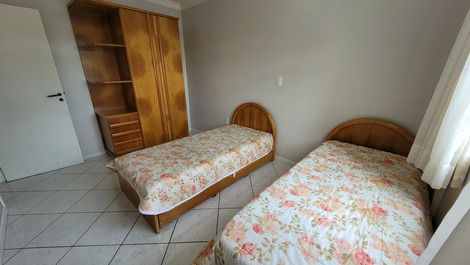 Apartamento de 3 dormitórios para 7 pessoas na Praia de Bombas