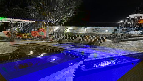 Área da piscina toda iluminada 