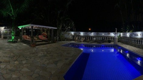 Área da piscina toda iluminada